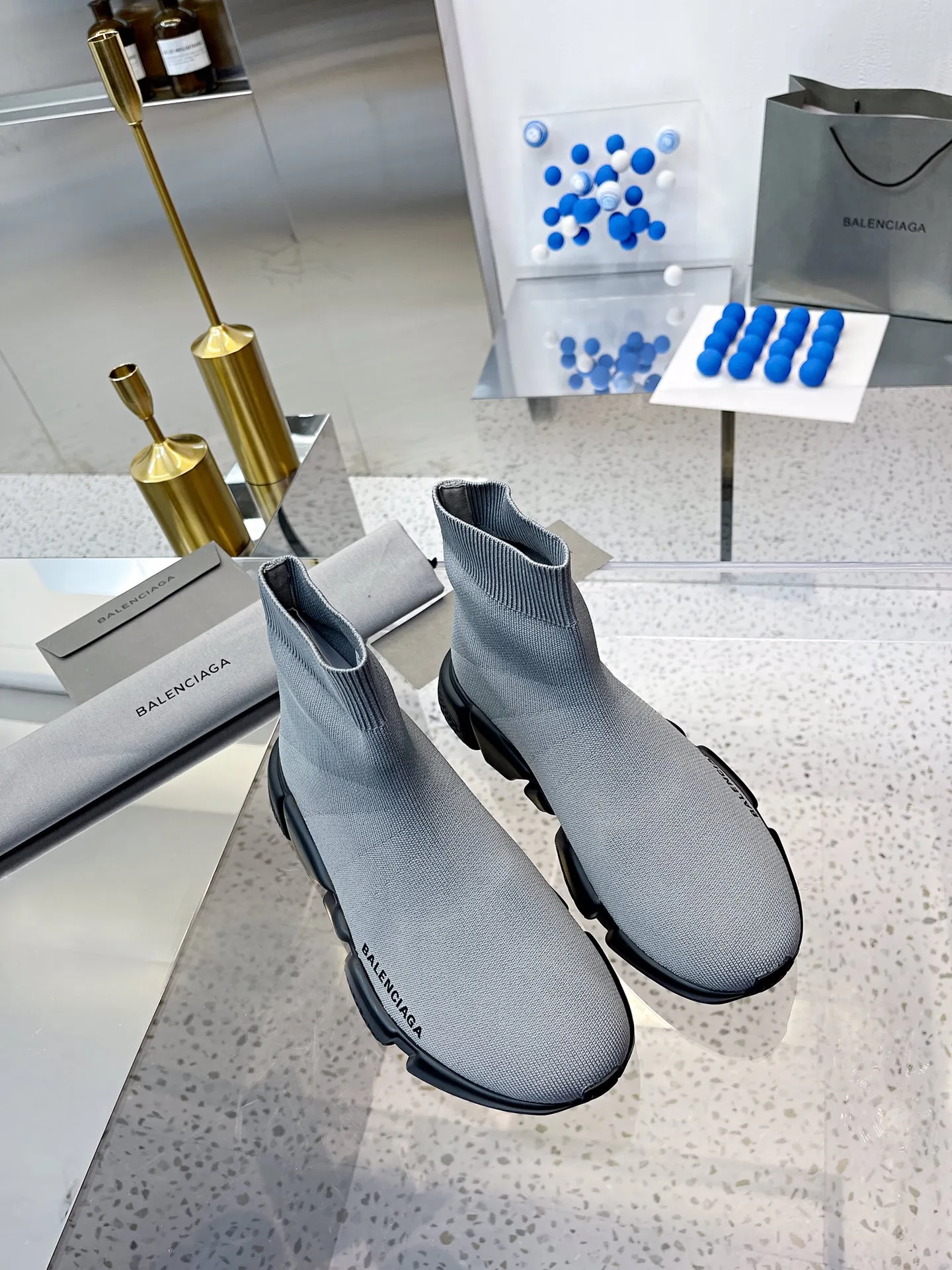 👟👟Ex-factory price 400👟👟 Balenciaga classic sock boots, originally produced by the factory, purchasing agent level. The latest original outsole mold, (TPU ten-vacuum outsole, the highest version on the market, please do not compare prices with TPR outsole, don’t bother if you don’t know the product) The black, white and red three-color vacuum sole shows high-end luxury. •Upper: elastic fly weave double-layer composite gold wire high-elastic knitted mesh cotton •Inner lining: imported double-sided velvet, which is comfortable and resilient to shape •Insole: original imported terry cloth, breathable but not fading •Sole: TPU ten-vacuum outsole (to eliminate pores) •Packaging: full set of packaging (certificate, invoice, cloth bag, handbag) •Size: 34-45 standard code (34, 45, 46.47 can be customized and are not returnable)